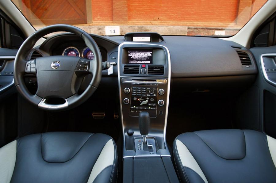  Volvo XC60 R-Design 2011 года  (фото 22 из 32)